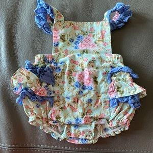 $64 🌸 Iris & Ivy ruffle butt floral romper.
